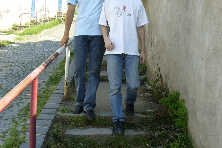 Făcând primul pas cu piciorul din partea cu braţul de ghidare mişcarea este mai evidentă